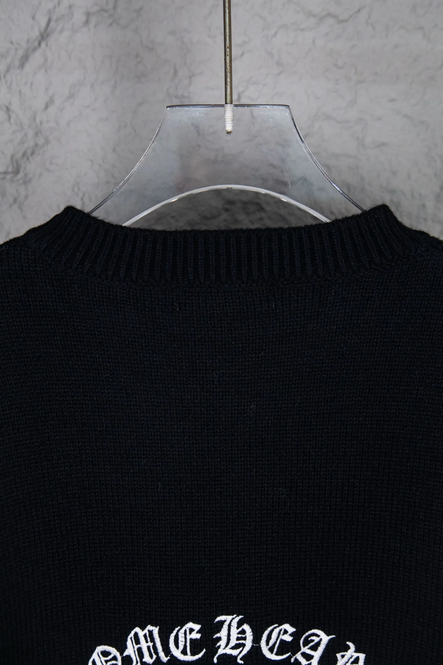 P250 Chrome Hearts CH Chrome Hearts Patch Cross Hole Knitted Sweater Pullover. The popular style is the same for men and women. It is matched with black and white. It looks good in real life. It looks good on the upper body. It looks good in daily wear. It is even more photogenic. It’s hard not to buy it. Buy it for me!!! Believe me, no one can refuse such a machine-length Chrome Hearts jacket. It has expanded the version based on the old version. The upper body is loose and stylish. The casual design of the hem is expanded to make fat people slim down to the extreme. Slim people are limited to high-end and high-end. 10,000 yuan ZP printing. 1:1 perfect restoration. Looks good when worn alone. Both men and women can control it easily. If you care more about quality, you must also respect the price. It is completely different from the thin see-through bottoms that pill when worn. If the style makes you shine at a glance, then quality is what you should pay more attention to. Compared with price, what we focus on is quality. Customers who have received my products know all about it. ️️️ Sweaters on the market are generally made of bract yarn. We use modal. Compared with core-spun yarn, the advantages are very intuitive: high cost, high price, high density, relatively expensive for developers, allowing us to make a lot less money. In addition, the upper body is delicate, anti-pilling, and high-end. We are conscientious sellers. Quality determines the upper body effect. No matter how bad the quality, the best style is still the temperament of the urban-rural fringe. We only do long-term business. Quality determines character. Take it back and wear it with confidence and wash it. The quality of the pattern will definitely make your eyes shine. We only make the right version of high quality. We make high-end hard goods. Reject junk goods and reject fast food. Conscientious quality and conscientious price. You deserve it!  Color: Black White Gray Red Size: S M L